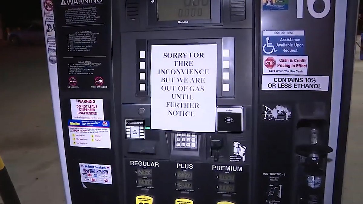 HeadlightNews_'s tweet image. Motorists on the East Coast are beginning to panic buy gas as the pipeline that carries nearly half the supply remains shut down after a ransomware attack. Get details at TheDetroitBureau. bit.ly/3tz9Cn3 #gasshortage #pipelinecyberattack