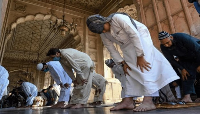 IndiaPakistanN1's tweet photo. NCOC issues guidelines for Eid-ul-Fitr prayers https://t.co/THgzHvXw0o