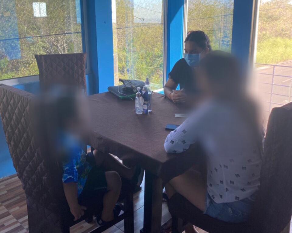DDHH_Zona5's tweet photo. #DDHHZona5 | En San Cristóbal, el Servicio de Protección Integral realizó visita domiciliaria de atención paicosocial a madre e hijo para valoración de entorno social por presunta violencia psicológica. Caso derivado por Junta de Protección de Derechos.
#EcuadorContraLaViolencia https://t.co/nR1xHAhOOu