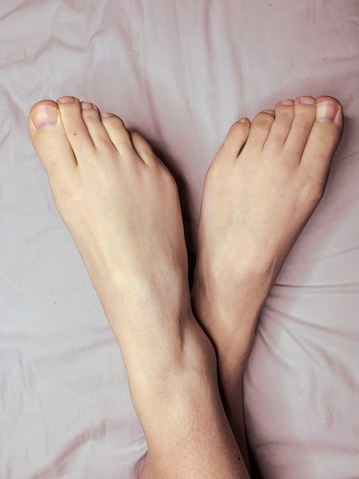 How do my cute little feet look😳 https://t.co/mbsjSJrtGG<a href="/tag/phmodelcontest"class="tags"><span>#phmodelcontest</span></a>