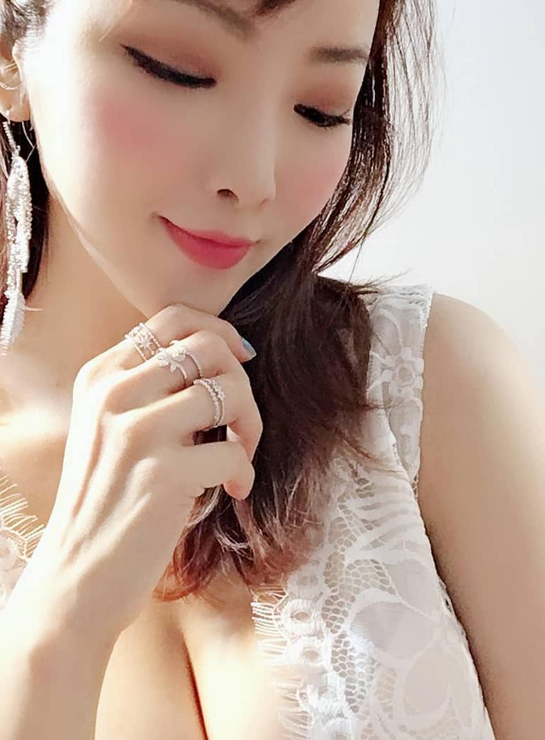 Nov69976's tweet image. コンタクト無くても可愛いですか？