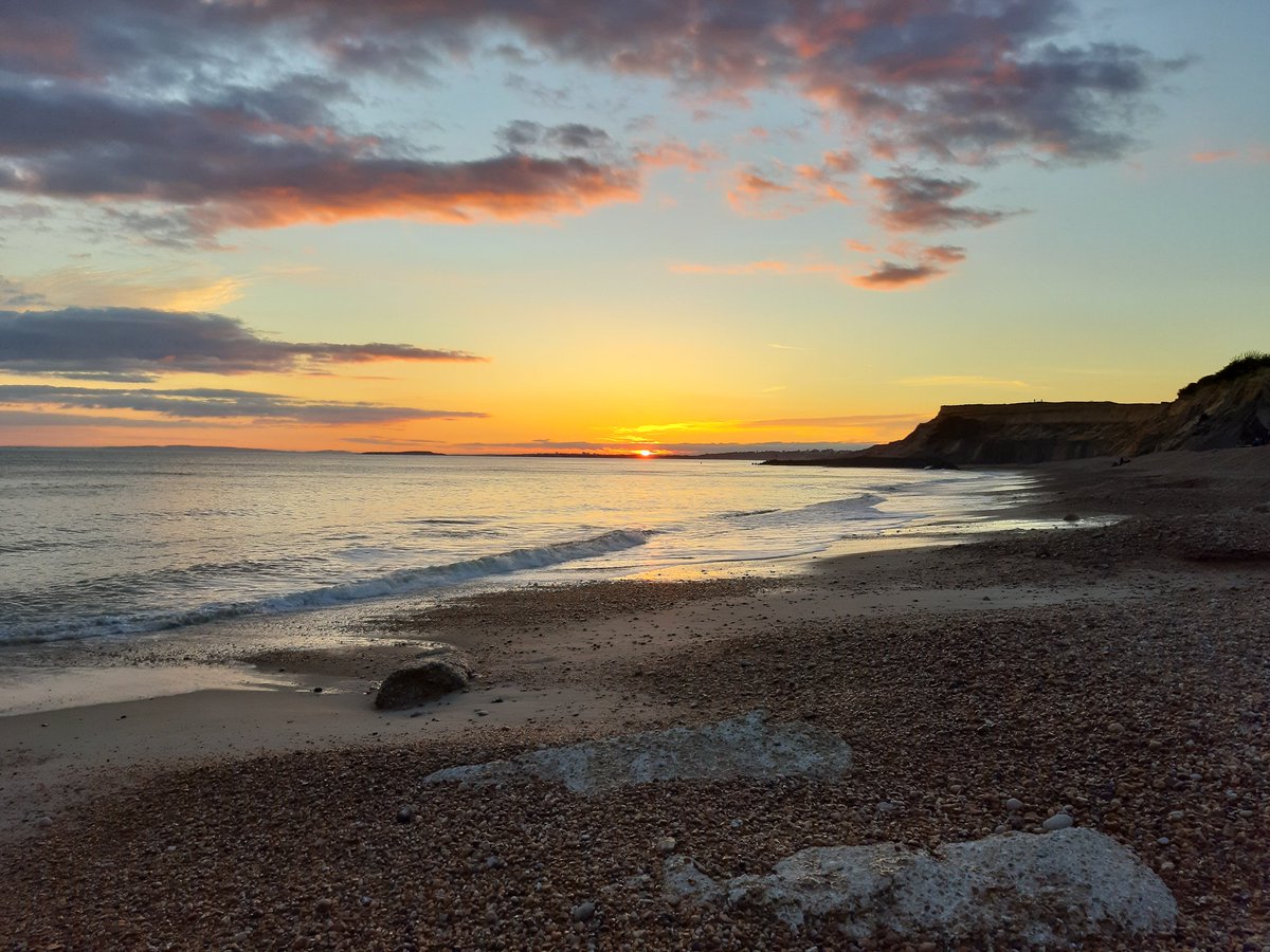 MindShopNMilton's tweet photo. Walking really helped me during the lockdowns but just generally being outside in the fresh air really benefits my wellbeing. Here is one of the beautiful sunsets at Barton on Sea. #mhaw2021 #solentmind #ConnectWithNature https://t.co/F0OeIhfdMo