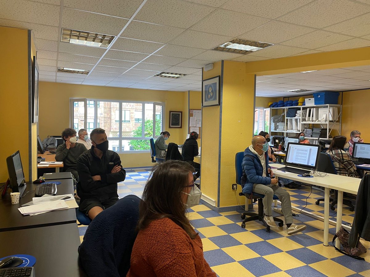 FYEAviles's tweet photo. Hoy  el concejal de Formación, empleo y vivienda del @aytoaviles visitó a las personas que están realizando el certificado de profesionalidad de Docencia de la formación profesional para el empleo que organizamos desde @FyEAviles 
Son 380 horas de las que 40 son prácticas. https://t.co/h1cefRoQv4