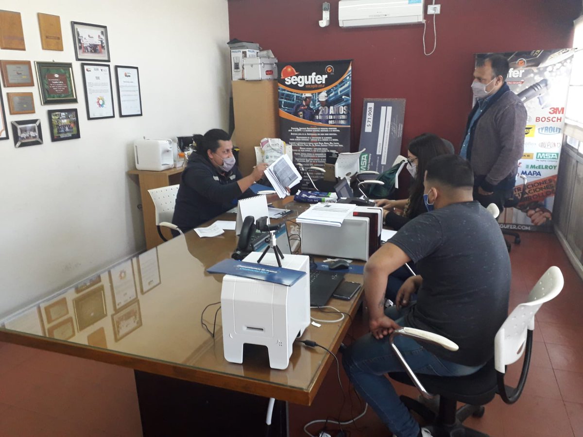 JoseMedinaSec's tweet photo. Continuamos con la renovación del carnet sindical de los compañeros y compañeras de la empresa #Segufer.
#AgrupacionGranateMorada
#ElEquipoDeRamonMuerza https://t.co/V8ANR24IYJ