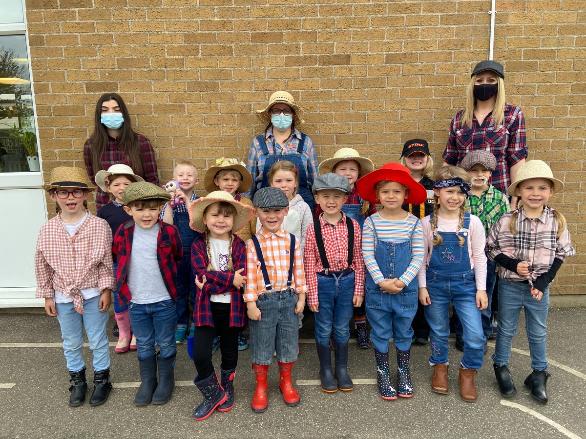 AppleStBarts's tweet photo. Apple Class had a fantastic farm day today! We had a Zoom session with farmer Louise and organiser Jenny. We learnt about the animals on her farm and enjoyed meeting her donkeys Tom, Dick and Harry! We looked for worms, made a wormery, made seed bombs and planted lots!🚜🐏🐖🐄 https://t.co/ALih7Ss8G5