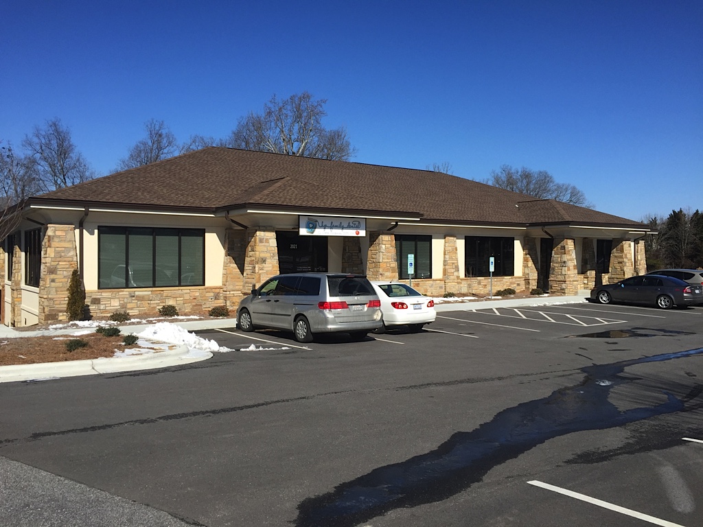 Shell and build to suit Class A medical offices with tenant allowances in high VPD High Point location! 2023 Eastchester is part of a beautiful existing office park with pond, gazebo &amp; ample parking. 
#medicaloffice #highpoint #commercialrealty
commercialrealtync.com/listings/eastc…