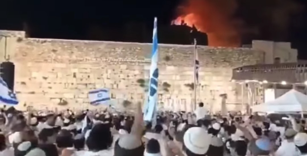 ftoprak_'s tweet photo. Her şeyden sıyrılıp salt insanlığın geldiği noktada bu fotoğraf çok şey anlatmıyor mu? Dün gecenin en korkunç karesi. https://t.co/wo4TVz93hK