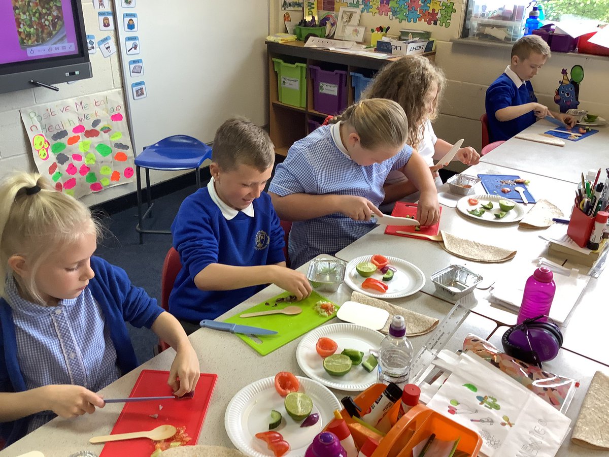 Flomellynews's tweet image. Pure concentration on the faces of 4B as they finely chopped their ingredients for their ‘Cowboy Caviar’ a.k.a Rainbow Salsa as part of our Cinco de Mayo celebration 🇲🇽🫑🧅🍅🥑🌈 @appleofmyeyepl #cincodemayo2021