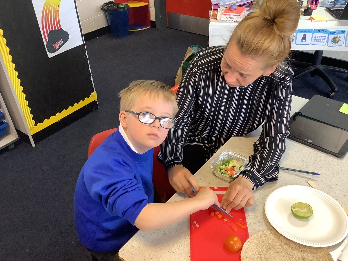Flomellynews's tweet image. Pure concentration on the faces of 4B as they finely chopped their ingredients for their ‘Cowboy Caviar’ a.k.a Rainbow Salsa as part of our Cinco de Mayo celebration 🇲🇽🫑🧅🍅🥑🌈 @appleofmyeyepl #cincodemayo2021