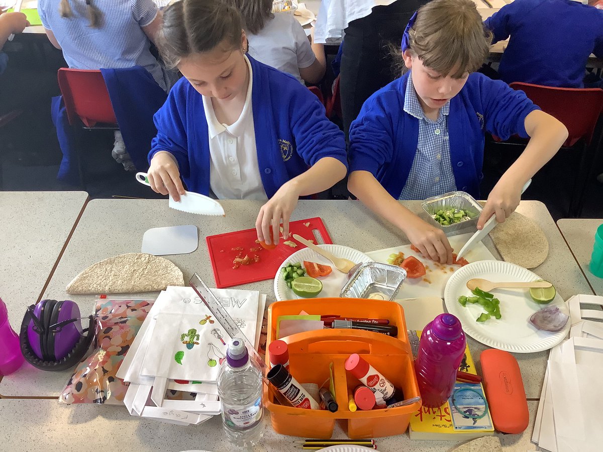 Flomellynews's tweet image. Pure concentration on the faces of 4B as they finely chopped their ingredients for their ‘Cowboy Caviar’ a.k.a Rainbow Salsa as part of our Cinco de Mayo celebration 🇲🇽🫑🧅🍅🥑🌈 @appleofmyeyepl #cincodemayo2021