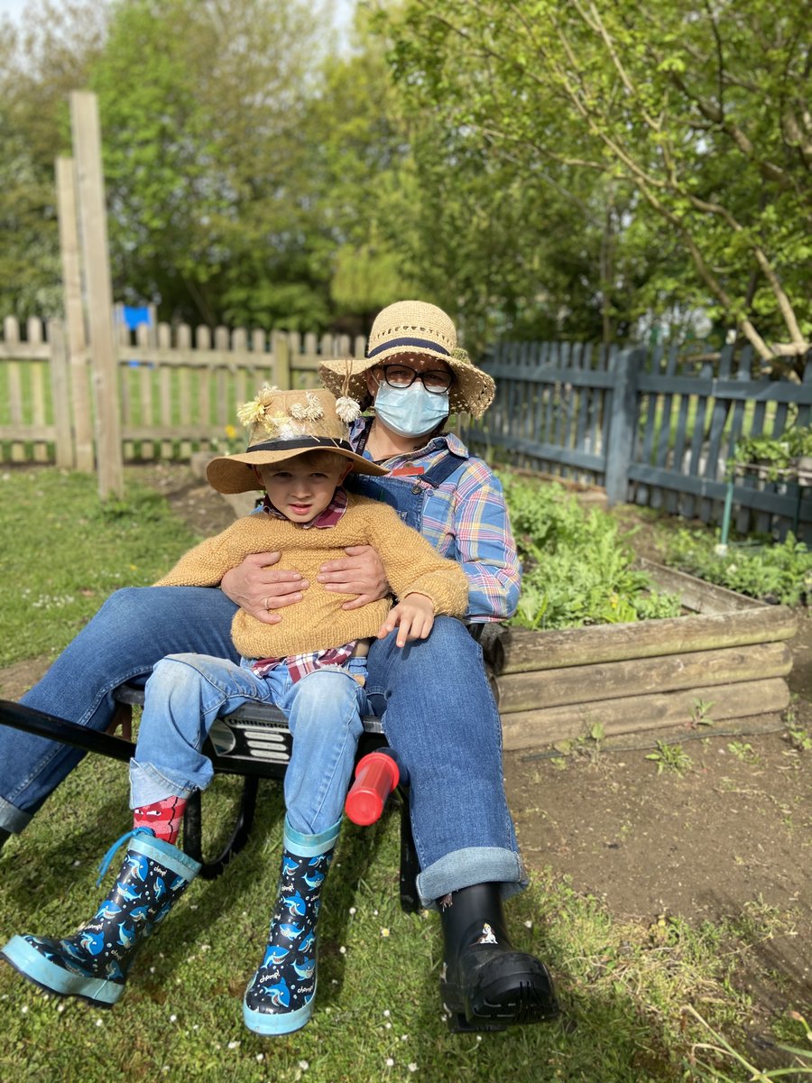Apple Class had a fantastic farm day today! We had a Zoom session with farmer Louise and organiser Jenny. We learnt about the animals on her farm and enjoyed meeting her donkeys Tom, Dick and Harry! We looked for worms, made a wormery, made seed bombs and planted lots!🚜🐏🐖🐄