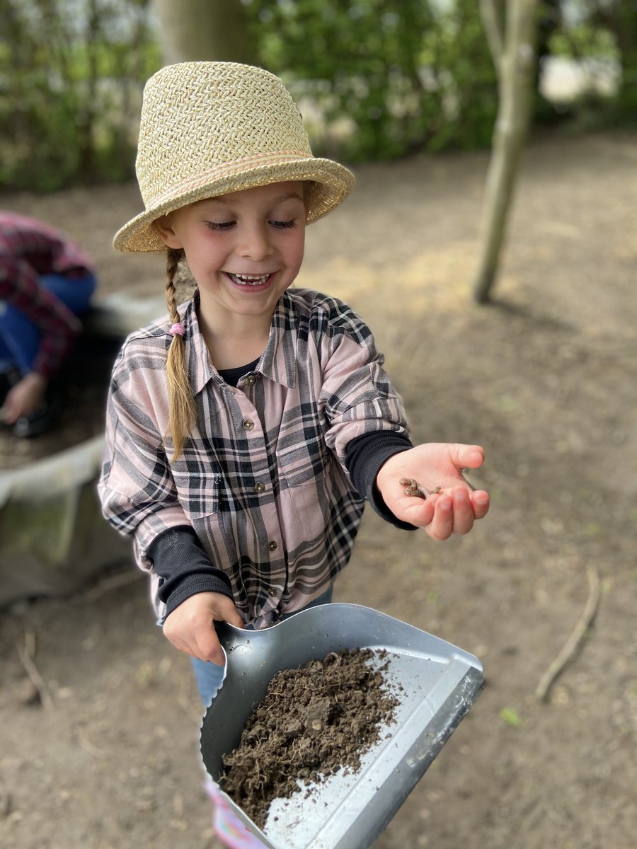 Apple Class had a fantastic farm day today! We had a Zoom session with farmer Louise and organiser Jenny. We learnt about the animals on her farm and enjoyed meeting her donkeys Tom, Dick and Harry! We looked for worms, made a wormery, made seed bombs and planted lots!🚜🐏🐖🐄