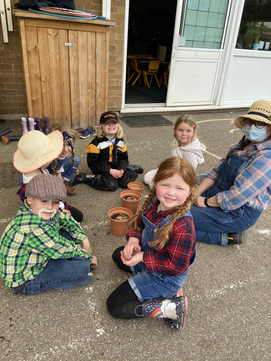 Apple Class had a fantastic farm day today! We had a Zoom session with farmer Louise and organiser Jenny. We learnt about the animals on her farm and enjoyed meeting her donkeys Tom, Dick and Harry! We looked for worms, made a wormery, made seed bombs and planted lots!🚜🐏🐖🐄