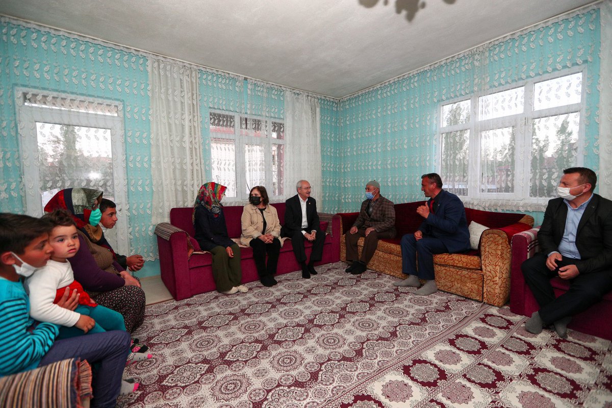 mahmutazizusal's tweet photo. Genel Başkanımız Kemal Kılıçdaroğlu ve eşi Selvi Kılıçdaroğlu, 

Çubuk da linç girişimine uğradığında  evlerine misafir olduğu Doruk ailesinin iftar davetine katıldı. 

#Türkiye #Chp #KemalKılıçdaroğlu https://t.co/JsmdqgmD9E