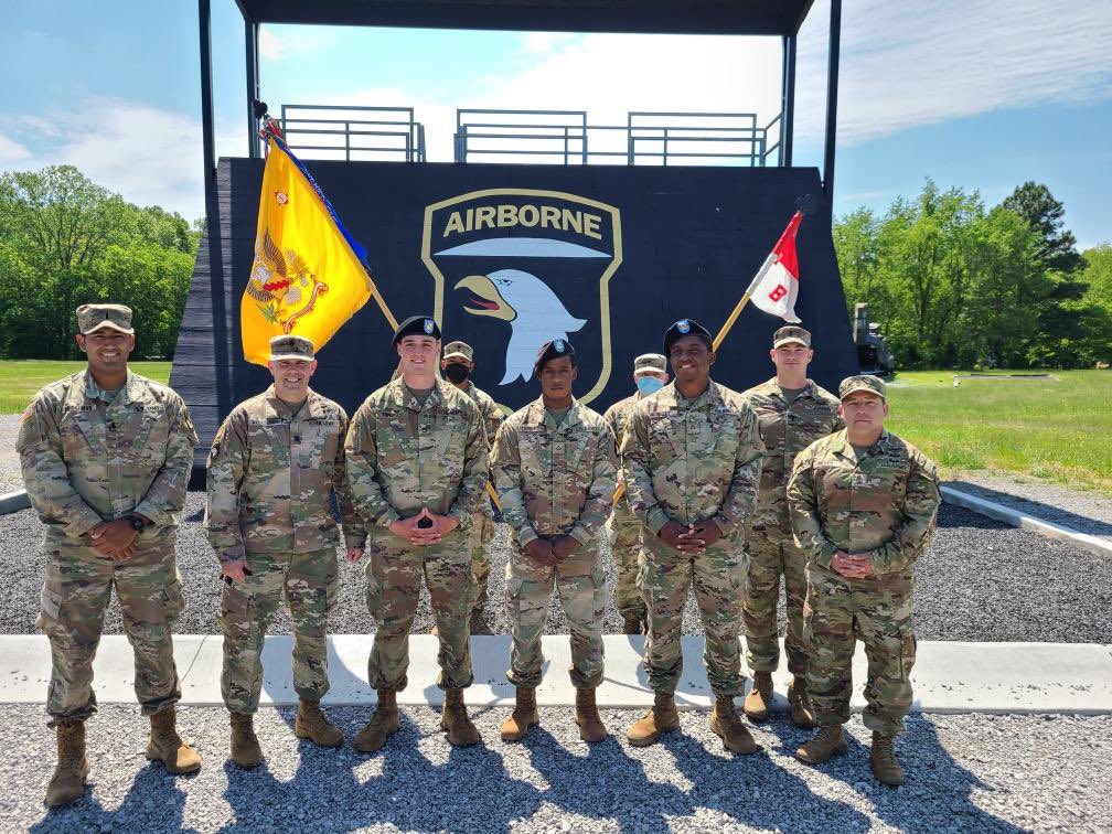 The Air Assault graduation of class 23-21 only enhanced this beautiful Tuesday morning on Fort Campbell! Congrats to our #TrainedandReady graduates! @101Bastogne @101stAASLTDIV @18airbornecorps