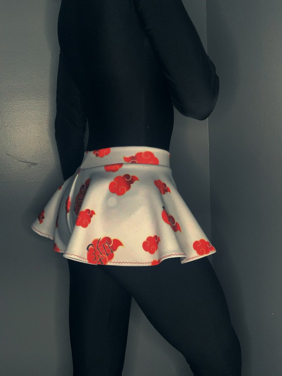 Natalialeemurie's tweet image. Who says you can’t watch anime and still be sexy!