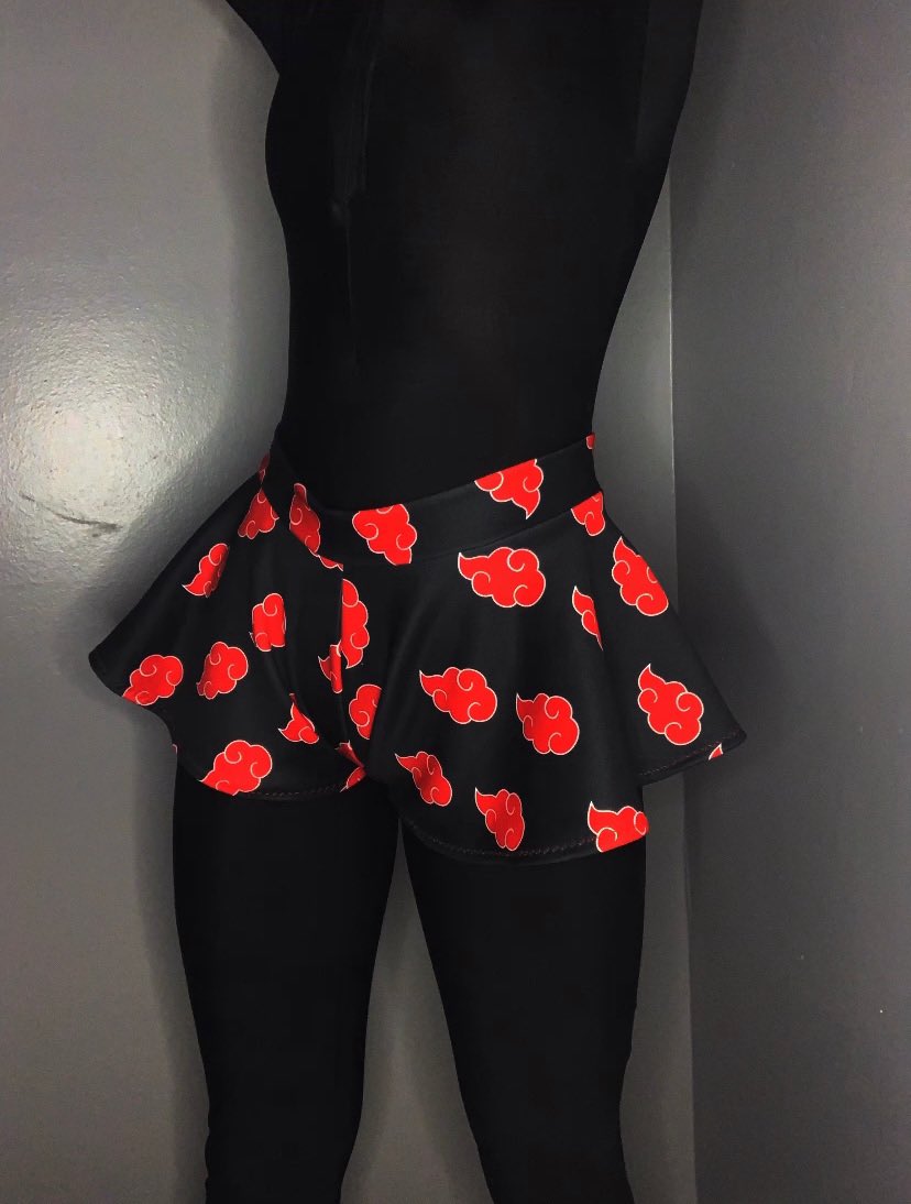 Natalialeemurie's tweet image. Who says you can’t watch anime and still be sexy!