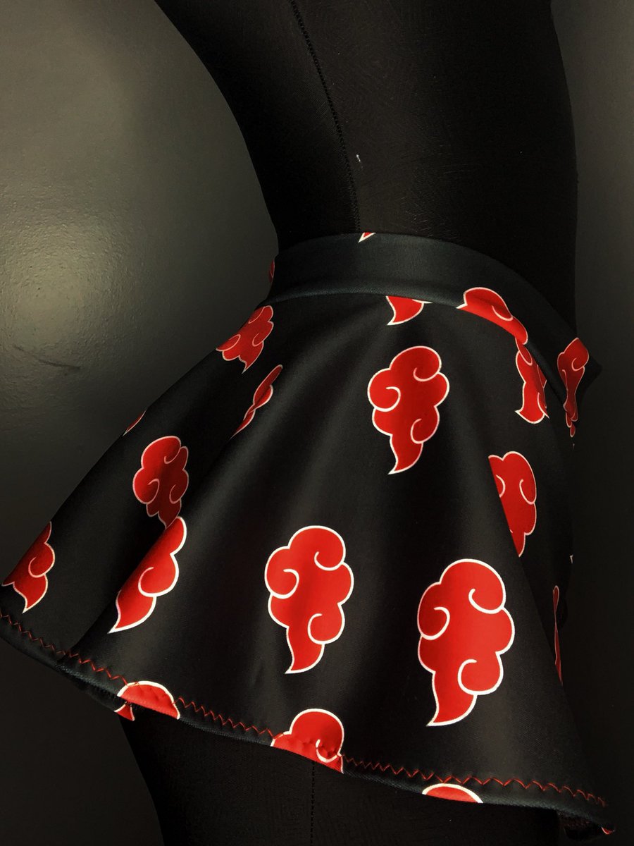 Natalialeemurie's tweet image. Who says you can’t watch anime and still be sexy!