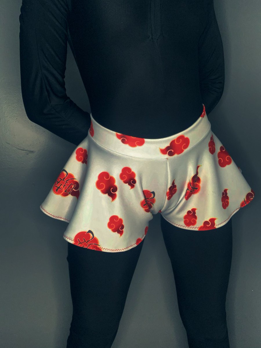 Natalialeemurie's tweet image. Who says you can’t watch anime and still be sexy!