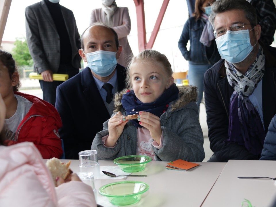 J'étais ce matin à l'école maternelle (REP+) Marx Dormoy de MONTLUÇON avec le Maire <a href="/FredLaporte03/">Frédéric Laporte</a> pour voir, en éducation prioritaire, le bénéfice des petits déjeuners gratuits
✅ justice sociale  
✅ éducation au goût
✅ équilibre alimentaire
✅ renforcement des apprentissages