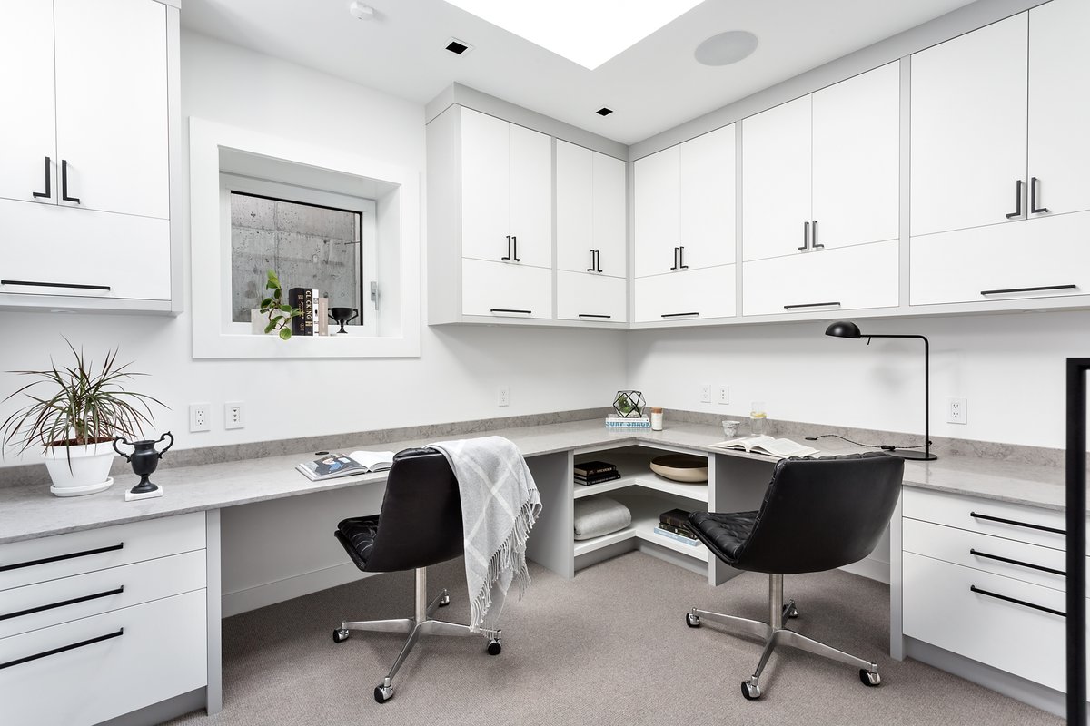 The pandemic has changed many things in home design and one of the top 3 is creating a home office or if a smaller space a "cloffice".  🏡  🖥️  💼houzz.com/magazine/does-…
.
.
.
#homeoffice #cloffice #vancouverbuilder #workingfromhome #homeofficeideas #reiddevelopmentsbc