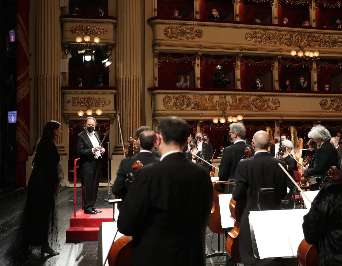 Yesterday I made my debut at <a href="/teatroallascala/">Teatro alla Scala</a> with the wonderful maestro Chailly and an audience of 500!

I’m so happy I managed to do it despite endless testing, little time and after months without concerts.

You can stream the concert here: LiseDavidsen.lnk.to/LaScalaTW