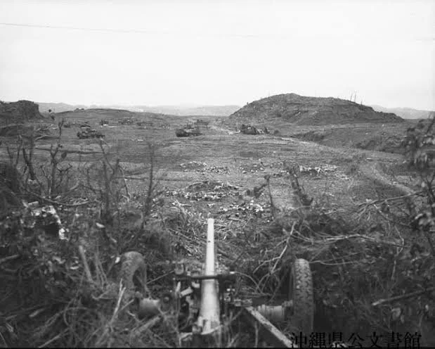 1945年の今日はシュガーローフの戦いが始まった日。
沖縄県那覇市おもろまち駅西側にある高台一帯で行われた戦い。
ちなみにシュガーローフとは米軍が付けた名前だが、日本側では安里52高地と呼んでいる。
ここが陥落すると首里高地の南に進出できる為、日本軍は6日間に渡り頑強に抵抗した。 