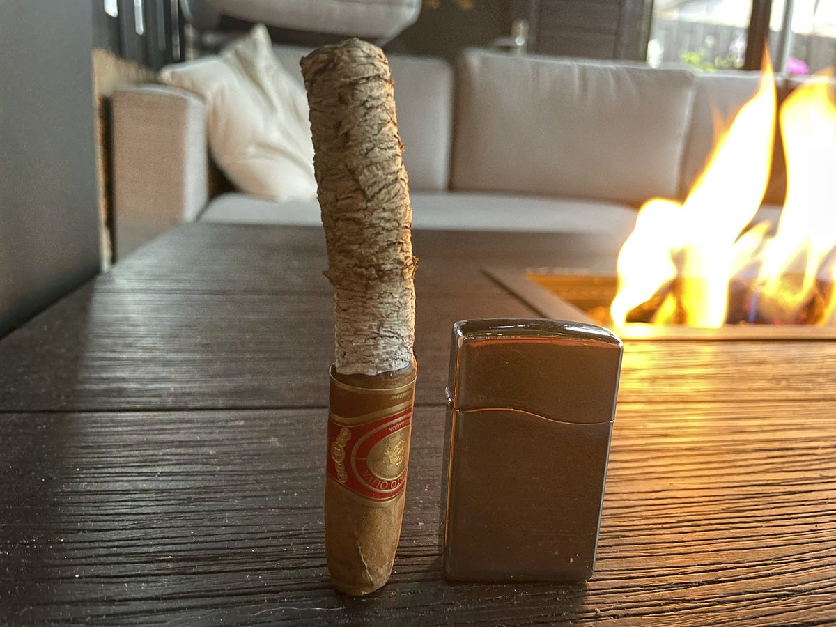 Lobby4Smokers's tweet photo. This Gilberto Oliva Reservation #cigar. Remarkable ashcone. https://t.co/ApZEPYOdG1