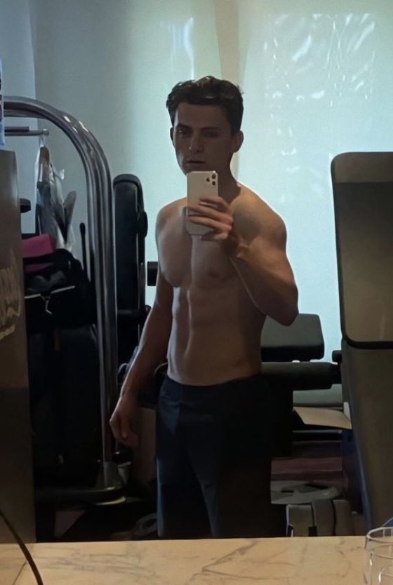 themarvelparker's tweet photo. bringing back this shirtless tom holland mirror selfie https://t.co/30IXx2aXFb