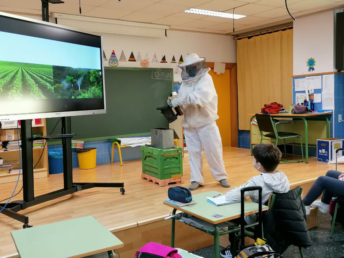 Sant_Isidre's tweet photo. Hoy, a la clase de 5° nos ha visitado un apicultor y hemos aprendido un montón sobre las abejas. https://t.co/9L7e1v1N5X