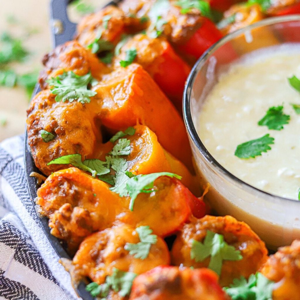 Just in time for #tacotuesday These mini taco stuffed peppers are a great alternative to nachos. Stuffed with seasoned beef and cheese and then served with your fav dipping sauce these will be a hit!
thismomsmenu.com/mini-taco-stuf…

#food #appetizerideas #easyrecipes #recipes #keto