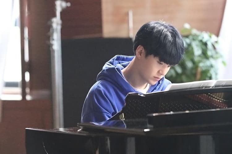 бтс с гитарой. шуга играет. Bts юнги фортепиано. мин юнги за пианино. шоу шуги.