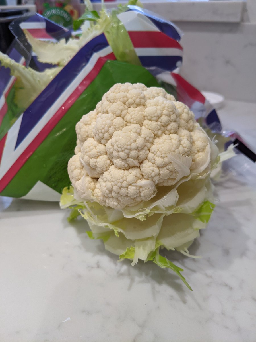 katiecogger's tweet photo. @Tesco this is the size of the cauliflower after I peeled away the leaves. Barely even worth it! https://t.co/qJPxe7UdiE
