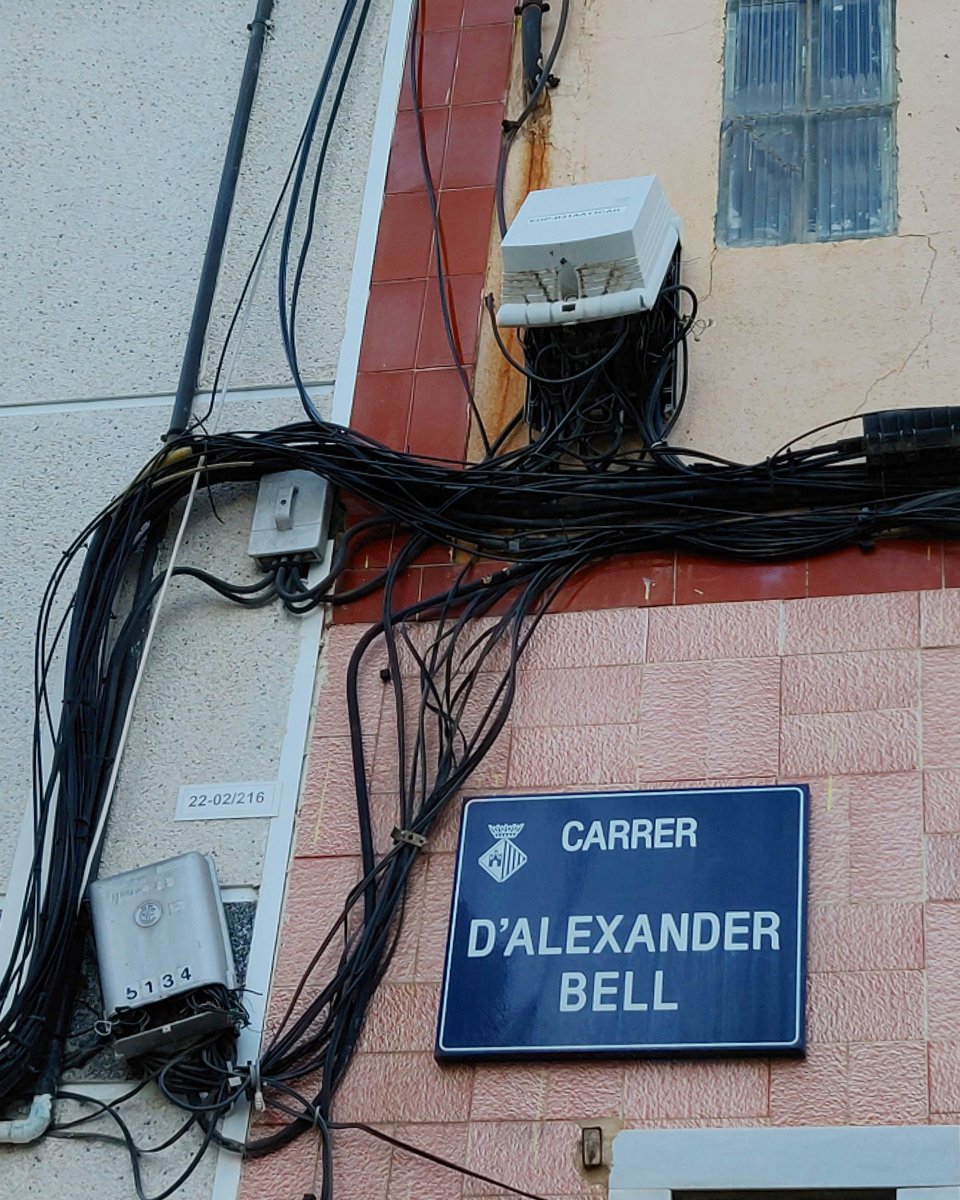 coachtecnologic's tweet photo. Rodeado de cables de teléfono. Ahí disfrutaría Alexander Bell 😍 ☎️📞 Inventor del #teléfono en 1876
📂 HASHTAGS:
#transmitter
#txrx
#hamradio
#cables
#backcountrysafety
#hamradiohobby
#radiofrequency
#radiocommunication
#rfantenna
#antenna
#hamradiostuff
#hamradioantenna https://t.co/fdkZk9laVk