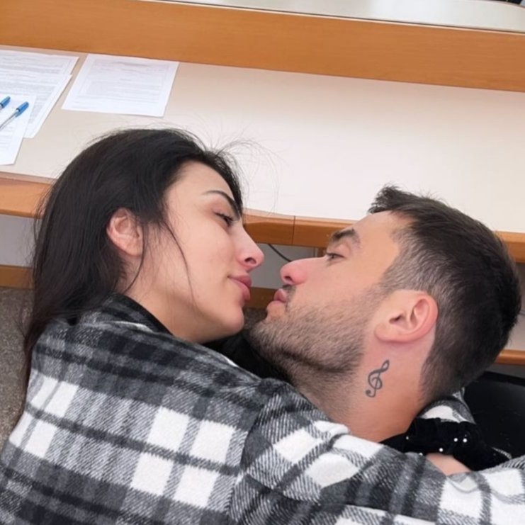Non_misbilancio's tweet photo. E poi penso a Giulia che una volta probabilmente non avrebbe mai pubblicato una foto struccata e spettinata. 🥺
Living her best life 🤍
#prelemi https://t.co/PVohbWi8io