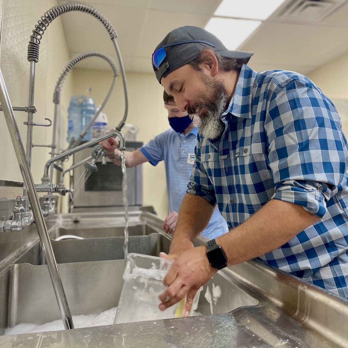 MetroRelief's tweet image. Our volunteers are rockstars! Every Friday and Saturday volunteers gather at headquarters to prepare food and supplies to take to our friends experiencing homelessness. 

We couldn't do what we do without the help of our volunteers!