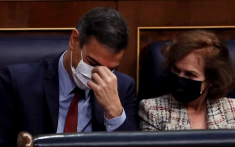 lagosmohedano's tweet photo. Un año después varios juristas dictaminan que:
"El decreto del Gobierno es una chapuza"
#HayPlanB para #España y se llama @pablocasado_
▶️https://t.co/7cSYI01iAt
▶️https://t.co/08OGAJOygF
#ActivemosEspaña #DesbloqueandoEspaña #CasadoALaMoncloa #LealtadYHonor https://t.co/vp8MHxpqes