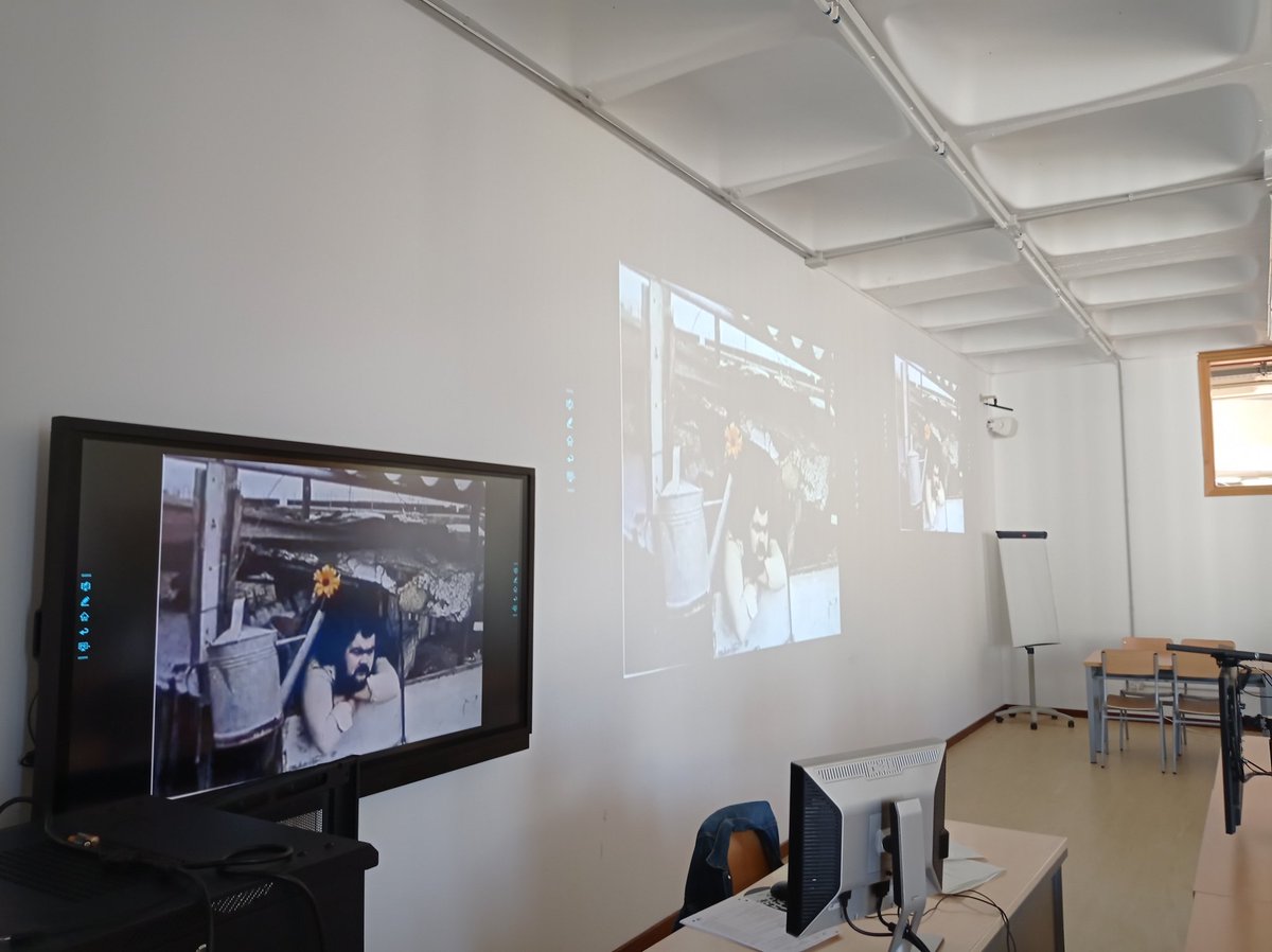 IgorAhedo's tweet photo. Hemos cerrado el curso de @PolitikaEHU con Rafael Amor. Ha sido muy emocionante. Una clase llena de futuro. 

Del "loco de la vía" a "La crisálida", pasando por "No me llames extranjero" para acabar con "Mundo de zánganos".

Los aplausos me han llegado.  

AgredecimentHilo✏️ https://t.co/UbaybeguaJ