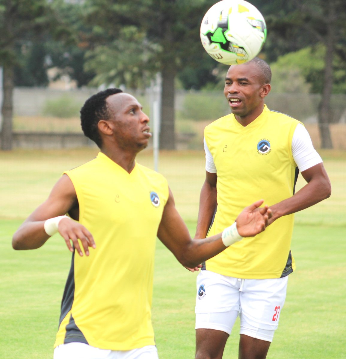 capeumoyafc's tweet photo. Feeling a bit "Lucky" - We are😃On #10thingsabout we chat with Lucky Sithole. A left footer who's scored some Puskàs Award goals. Full interview via our Facebook page.
QUIZ - vs @AmaTuks Lucky & @Eleazeral were ready to Kick Off the 2nd Half & Lucky did something
What was it?😂 https://t.co/A0A7CrNphr
