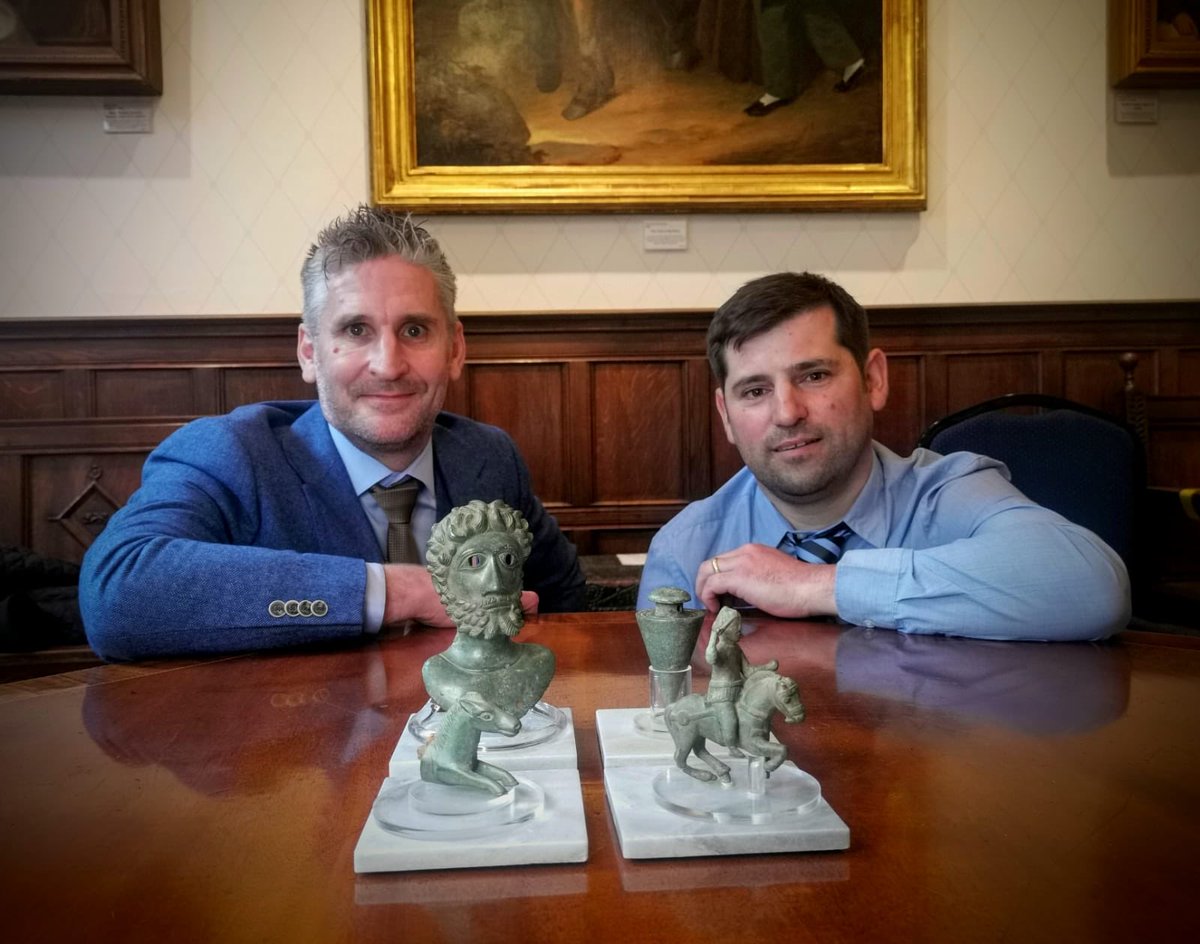 Very proud of our ⁦<a href="/HansonHistorica/">Hansons Historica coins & Antiquities</a>⁩ team ... Alan and Adam with an important lot we expect will sell very well . Teamwork makes happy  memories ⁦<a href="/HansonsUK/">Hansons Auctioneers</a>⁩ 😊