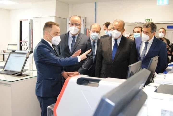 10Millions2Po's tweet photo. En plein confinement en raison d'une situation sanitaire critique en #Tunisie, notre cher chef de #TnGov #Mechichi s’est rendu hier dans la ville de Guarda au Portugal pour inaugurer une usine Coficab de Hichem #Elloumi 😱😱 #Covid19Tn #قردستان https://t.co/FKmEc5jKtZ