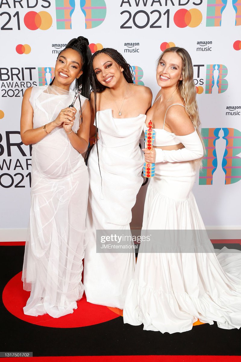_LifeWithLM's tweet photo. 📸 | Little Mix with their BRIT award for ‘British Group’ #BRITs https://t.co/oQ3lsQ4IiL