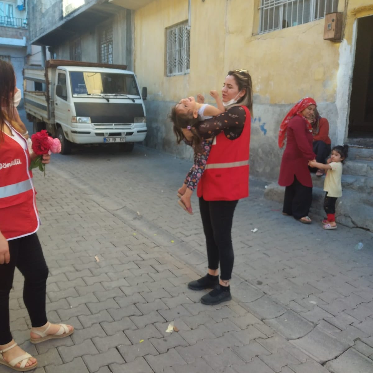 Biz çocukları en güzel yerde taşımaya gönül verdik elleri süt kokuyor diye onlara  nasıl kıyalım.. Gelin hep birlikte iyiliğe koşalım...  🙏🙏