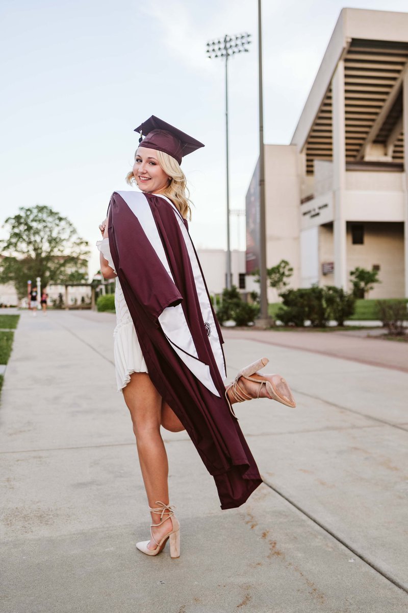 tWin_MOoRE's tweet photo. Graduation week👩🏼‍🎓🍾🎉 #BearGrad https://t.co/bUntPVBRNy