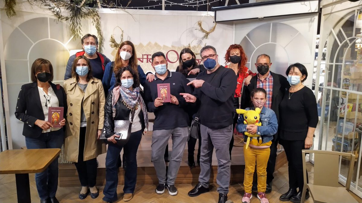 En <a href="/SantosOchoaLog/">Santos Ochoa Logroño</a> siempre me siento como en casa, gracias a todas y todos los que me habéis acompañado en la presentación de #unasemilla, en especial q <a href="/gemaruizt/">Gema Ruiz de la Torre 🏳️‍🌈</a> y <a href="/carmenbeltran81/">carmen beltrán</a> (grandes los que se han quedado a la foto final)