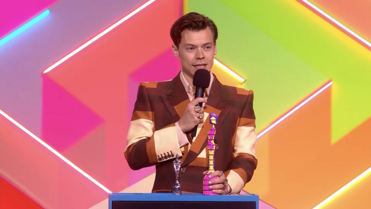 With1DNews's tweet photo. Harry accepting his #BRITs award https://t.co/Vf5LmYV9mF