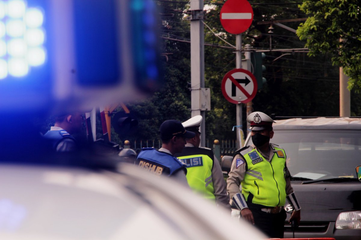 fackyfucky's tweet photo. Penutupan ruas jalan di kawasan Senayan. Bukan karena pelarangan mudik, tapi pembukaan Asian Games 2018 silam. https://t.co/niUSD1JrBD