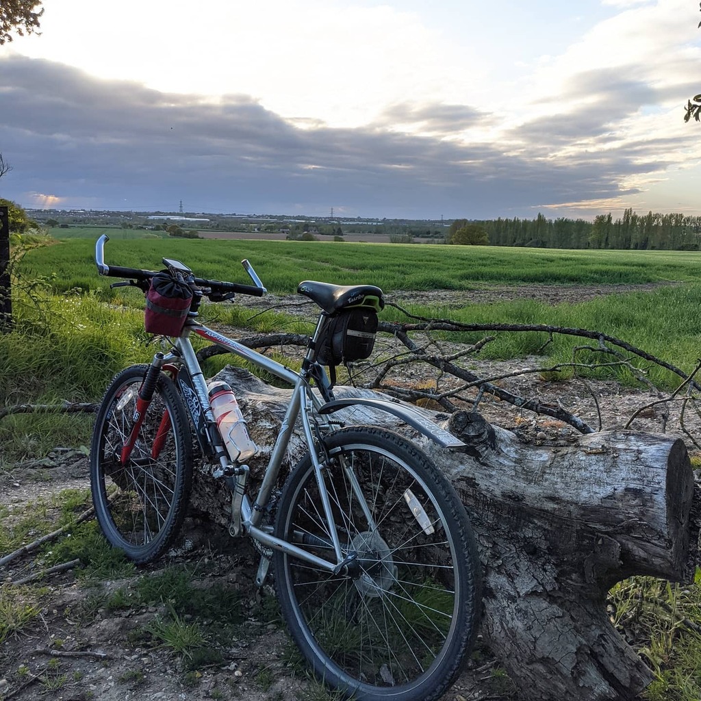 jiberjaber's tweet photo. Nice evening off road spin on the bike with no name.... #onmybiketoday #rockhoppercomp #fromwhereiride #gripped https://t.co/J4DvxvdNsA https://t.co/RLRGsRR9Qc