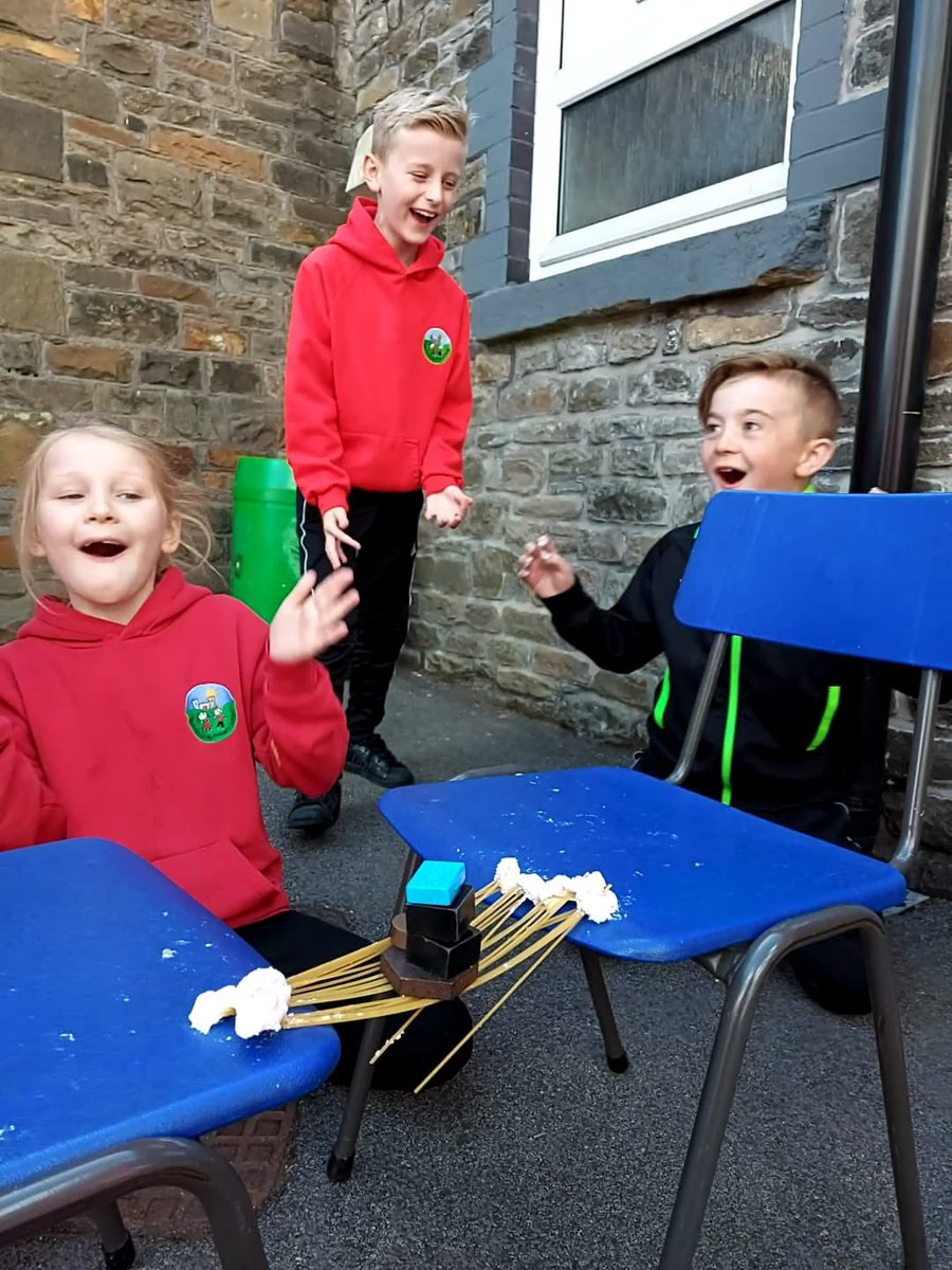 PentrerGraig's tweet photo. Dosbarth Mercury taking up the spaghetti bridge challenge! #pgpoutdoorlearning #pgpteamwork https://t.co/vxs9gNbiuo