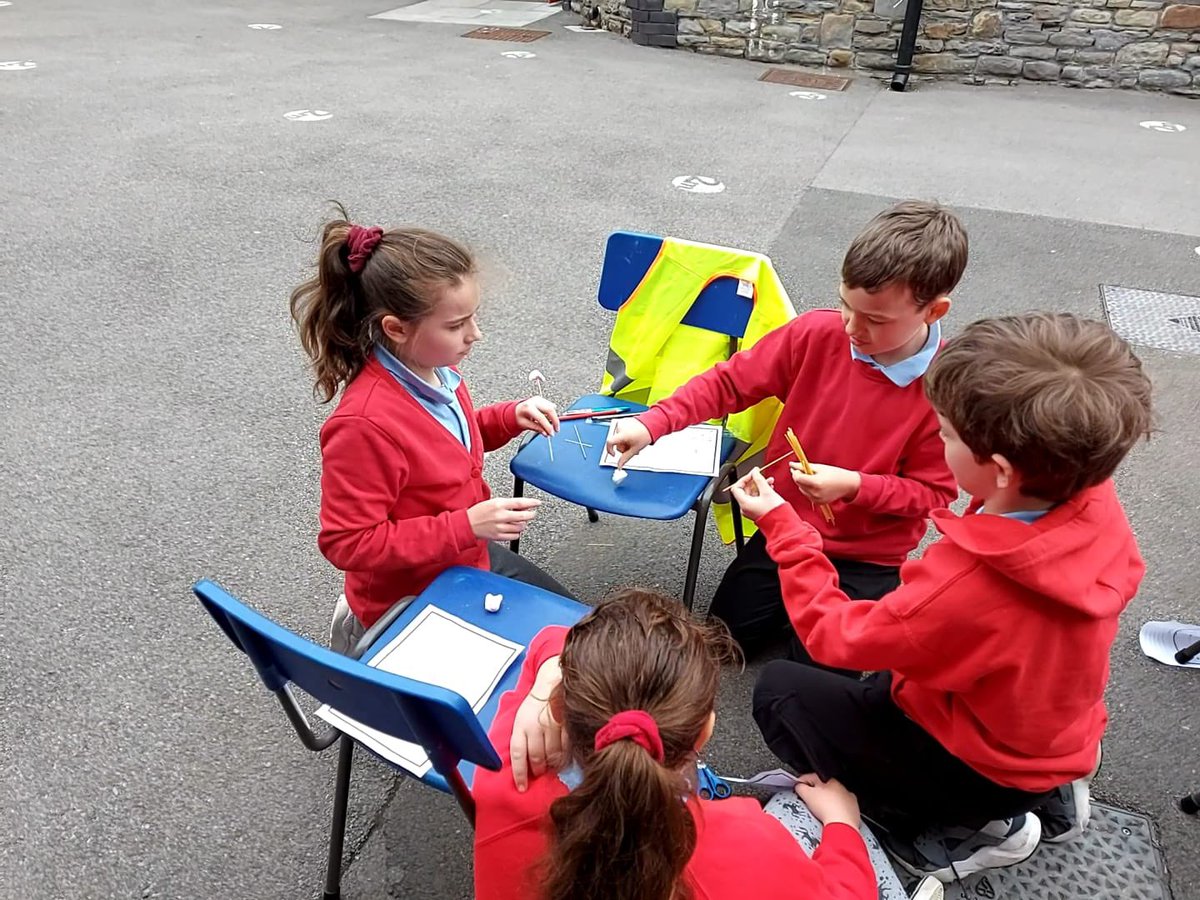 PentrerGraig's tweet photo. Dosbarth Mercury taking up the spaghetti bridge challenge! #pgpoutdoorlearning #pgpteamwork https://t.co/vxs9gNbiuo